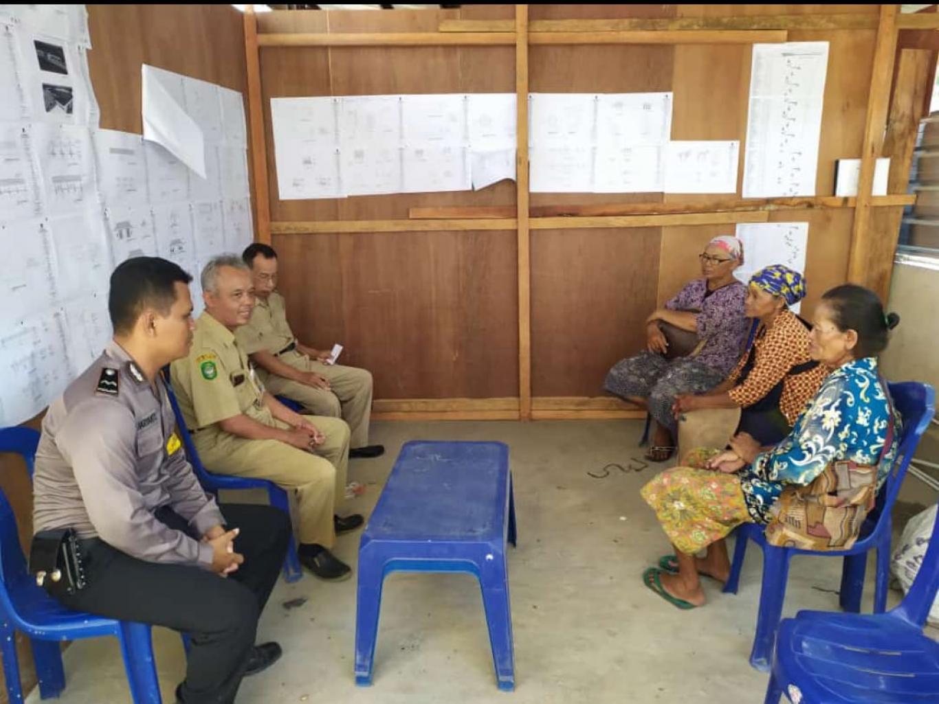 BABINKAMTIBMAS SRIHARDONO LAKUKAN PENERTIBAN PEDAGANG DI WILAYAH PASAR PUNDONG